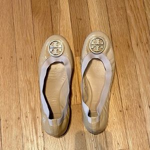 Tory Burch patent leather beige ballet flats 🌼